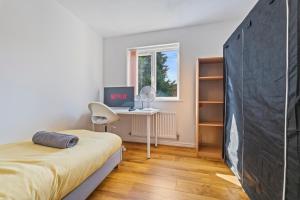 #167 Cozy Tipton West Midlands Stay - Sleeps 6