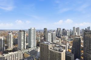 Warm 1BR Suite Steps to Subway City Views