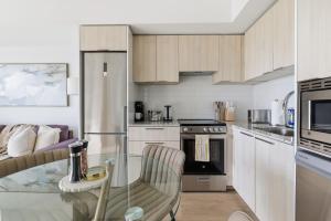 Warm 1BR Suite Steps to Subway City Views