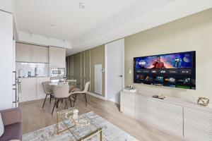 Warm 1BR Suite Steps to Subway City Views