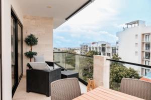 Grand Fifty - Stylish Stay w Rooftop Pool