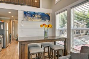 Pool + Fishing Dock Access! Lake Norman Getaway