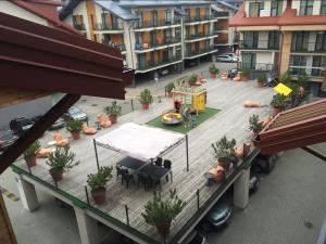 2 miegamuju kambariu apartamentai Palangos centre su vaiku zaidimo aikstele