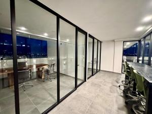 Depa entero nuevo con vista al bosque y ciudad