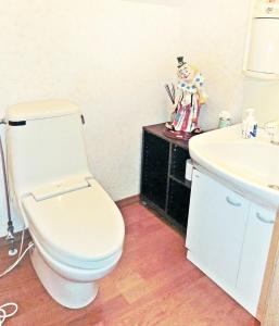 丘の上白亜の洋館風別荘静かな小さなお宿 3階屋根裏部屋ロフトタイプ 3ベッドルームキッチン洗濯機なし
