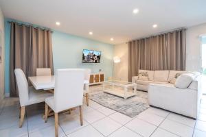 Amazing 6-bedroom home with private spa