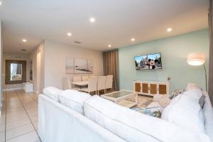 Amazing 6-bedroom home with private spa