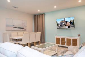 Amazing 6-bedroom home with private spa