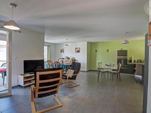 Appartement Moderne avec Balcon et Internet Fibre à Saint-Genest-Malifaux - FR-1-496-228
