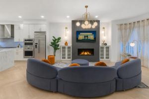 The Gilded Manor by RedHill Stays - Luxury Mansion at Dupont Circle, Garage Parking, Private Cooking Service