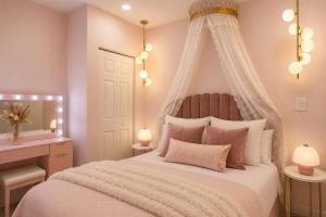 The Gilded Manor by RedHill Stays - Luxury Mansion at Dupont Circle, Garage Parking, Private Cooking Service