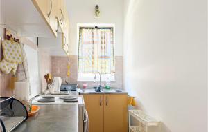 Nice Apartment In Jesenice Dugi Rat With Wifi