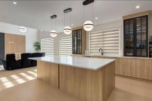 Luxuria Vibe Vogue 5 Bdrm near Lake