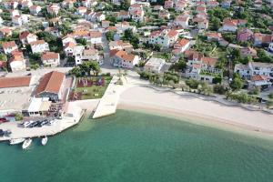 Beach apartment Ana, wake up to the sea, balcony, terrace, garden & parking, Murter - Dalmatia