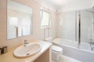 Carvoeiro villa near beach heated pool