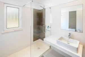Carvoeiro villa near beach heated pool