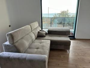Tommy Seaside Apartment Steps from Nibiru