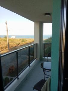 Tommy Seaside Apartment Steps from Nibiru