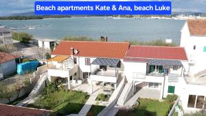 Beach apartment Ana, wake up to the sea, balcony, terrace, garden & parking, Murter - Dalmatia