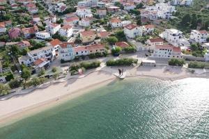 Beach apartment Ana, wake up to the sea, balcony, terrace, garden & parking, Murter - Dalmatia
