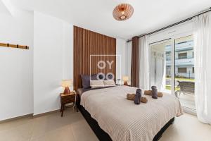 Pilar Sunplace Deluxe, groundfloor resort apt with pool and garden view, by OYOOSTAYS