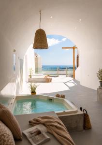 Crater View Suites, Fira Center Caldera Suites with Hot Tubs