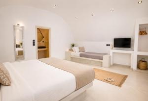 Crater View Suites, Fira Center Caldera Suites with Hot Tubs
