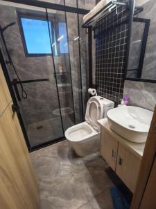 Executive elegantly furnished three bedroom apartment withmodern facilities ,modern swimming pool ,fully equipped gym,children playground and close proximity to major shopping centers and gourmet restaurants