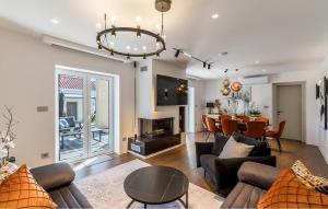 Awesome Home In Drnis