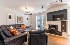 Awesome Home In Drnis