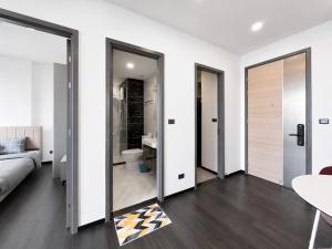1BR High Floor Apt City Partial River View