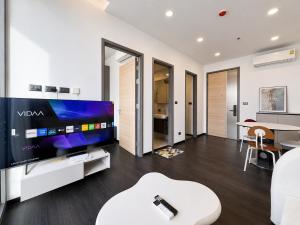 1BR High Floor Apt City Partial River View