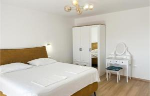 Amazing Apartment In Makarska With Wifi