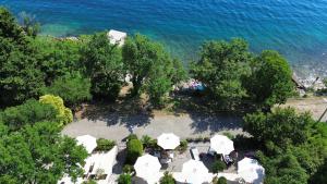 Simple beachfront rooms Bego