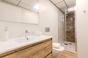 Downtown apartment a short walk from the beach by Domidai