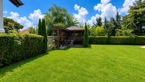 Cozy 1BR w Terrace, Free Parking & BBQ Garden