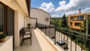 Cozy 1BR w Terrace, Free Parking & BBQ Garden