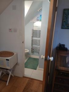 Spacious, pretty double room with ensuite near sea