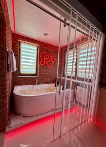 Apartament "Loft Love" Jacuzzi SPA z dużą wanną z hydromasażem dla Dwojga