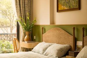 2 Double beds street view Apartment at center of Hanoi old quarter