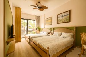 2 Double beds street view Apartment at center of Hanoi old quarter