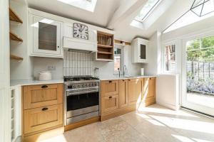 3 Bedroom Home Near Oxford City Centre with Private Parking