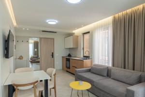 Premium Apartment - Sea & Pool Views - Evianamar II