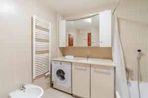 OuraPool Apartment - T by HelloVacations