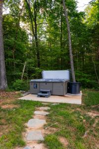 Lakefront Cabin with Hot Tub, Cold Plunge, Sauna