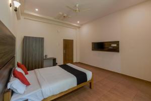 Hotel O J K Golden Embassy
