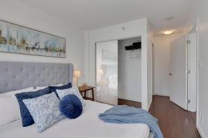 Modern Luxury 2BR Residence in The Downtown Core! Prime Location