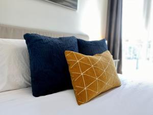 Modern Luxury 2BR Residence in The Downtown Core! Prime Location