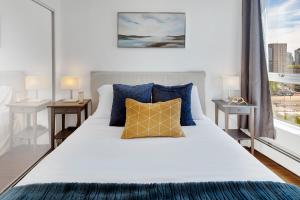 Modern Luxury 2BR Residence in The Downtown Core! Prime Location