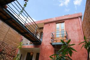 Domus Santa Barbara Apartments with Pool